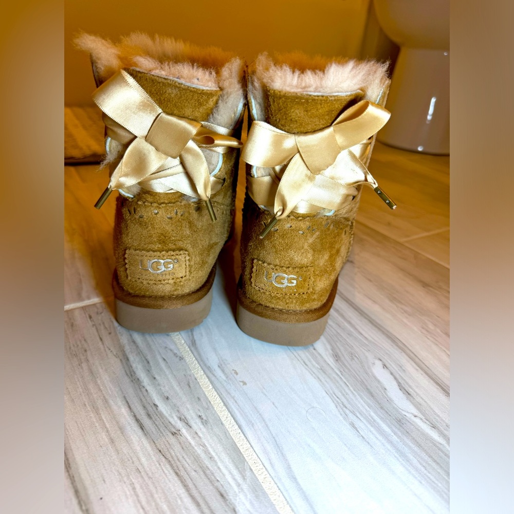 UGG Bailey Bowtie Women’s Boots Size 8 US